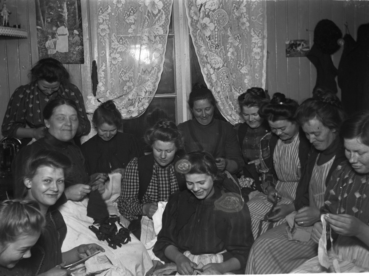 De första syföreningarna