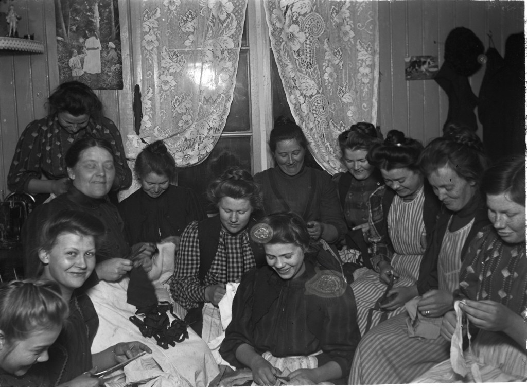 De första syföreningarna